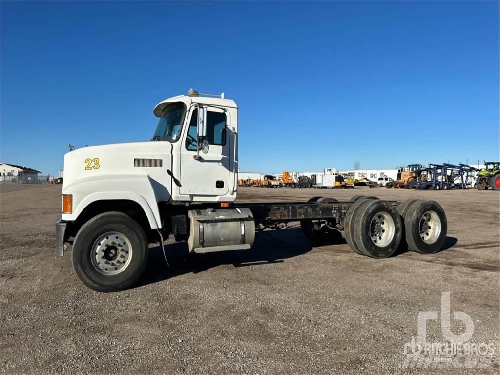 Mack CHN313 Camiones con chasís y cabina