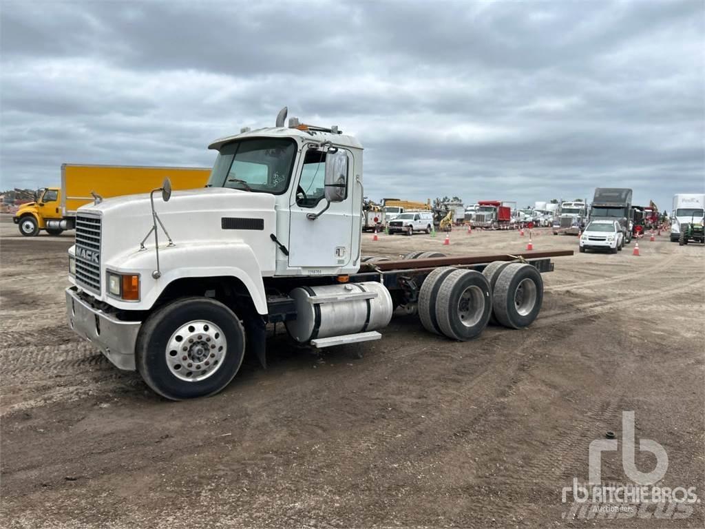 Mack CHN613 Camiones con chasís y cabina