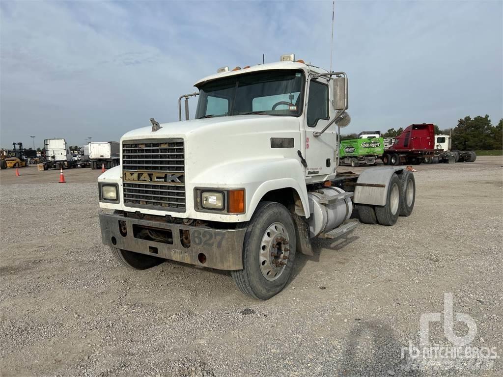 Mack CHN613 Camiones con chasís y cabina