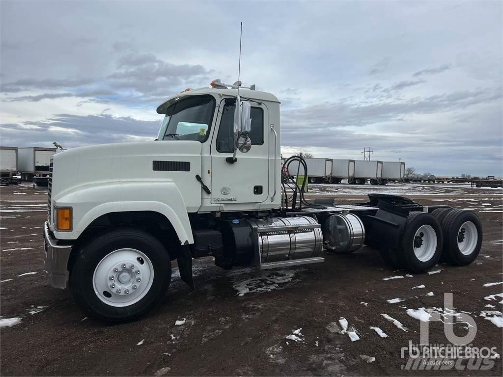 Mack CHU613 Camiones tractor