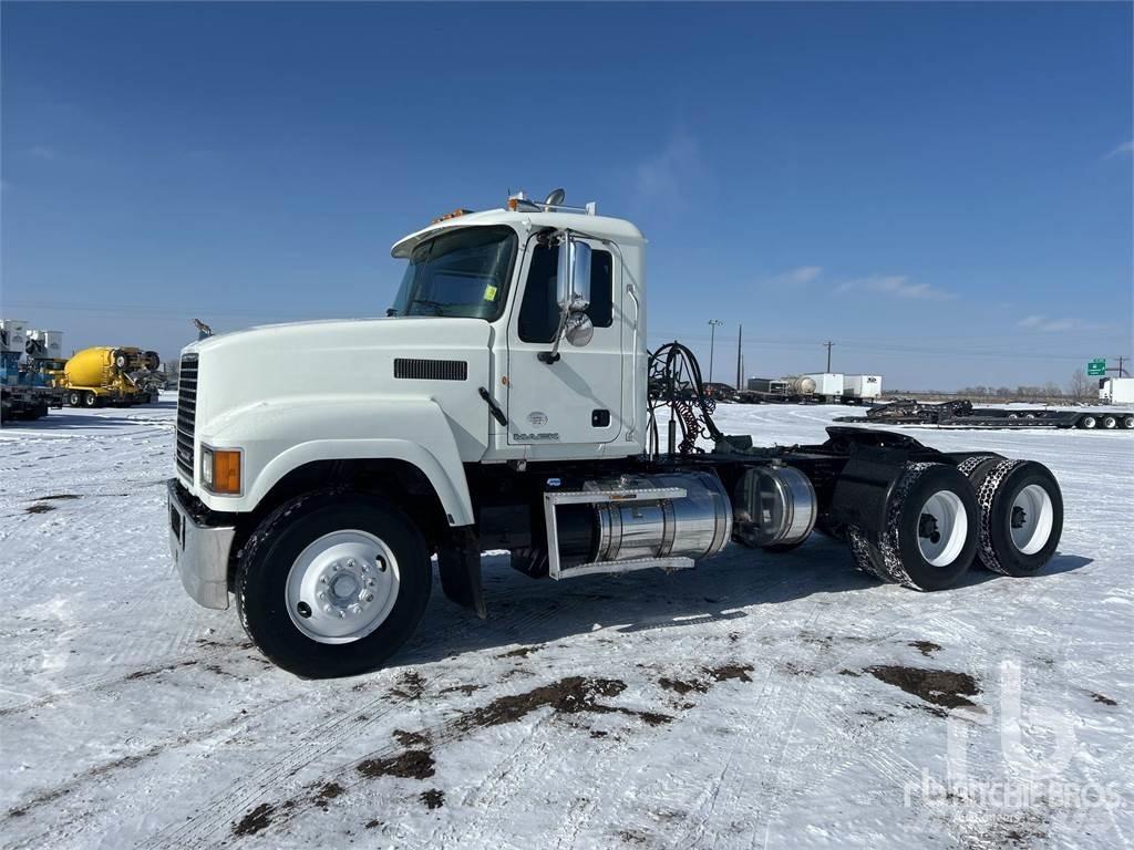 Mack CHU613 Camiones tractor