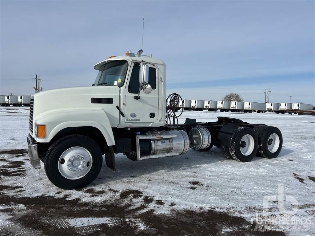 Mack CHU613 Camiones tractor