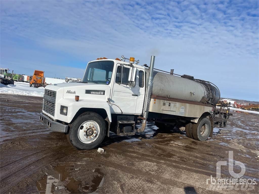 Mack CM422 Rociadoras de asfalto