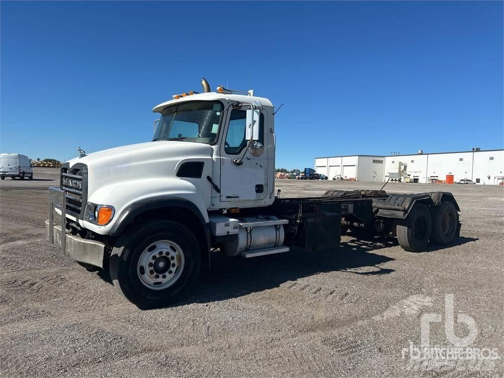 Mack CV713 Camiones con chasís y cabina