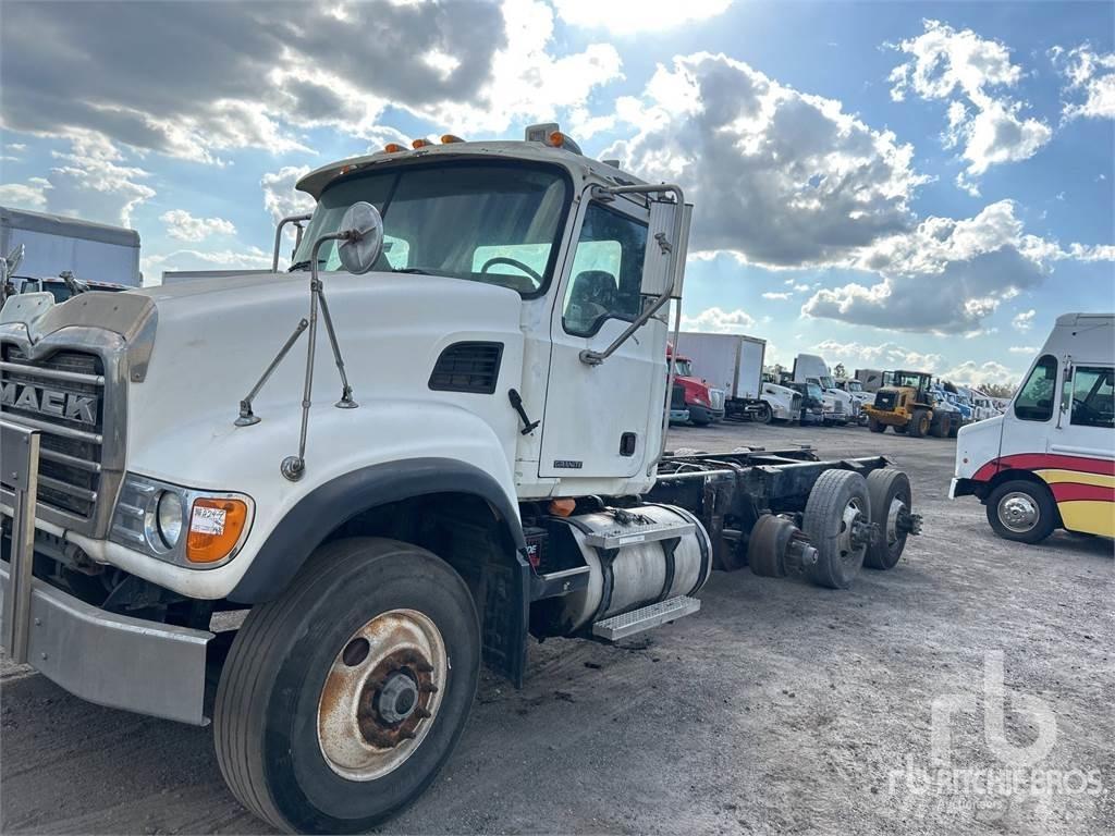 Mack CV713 Camiones con chasís y cabina