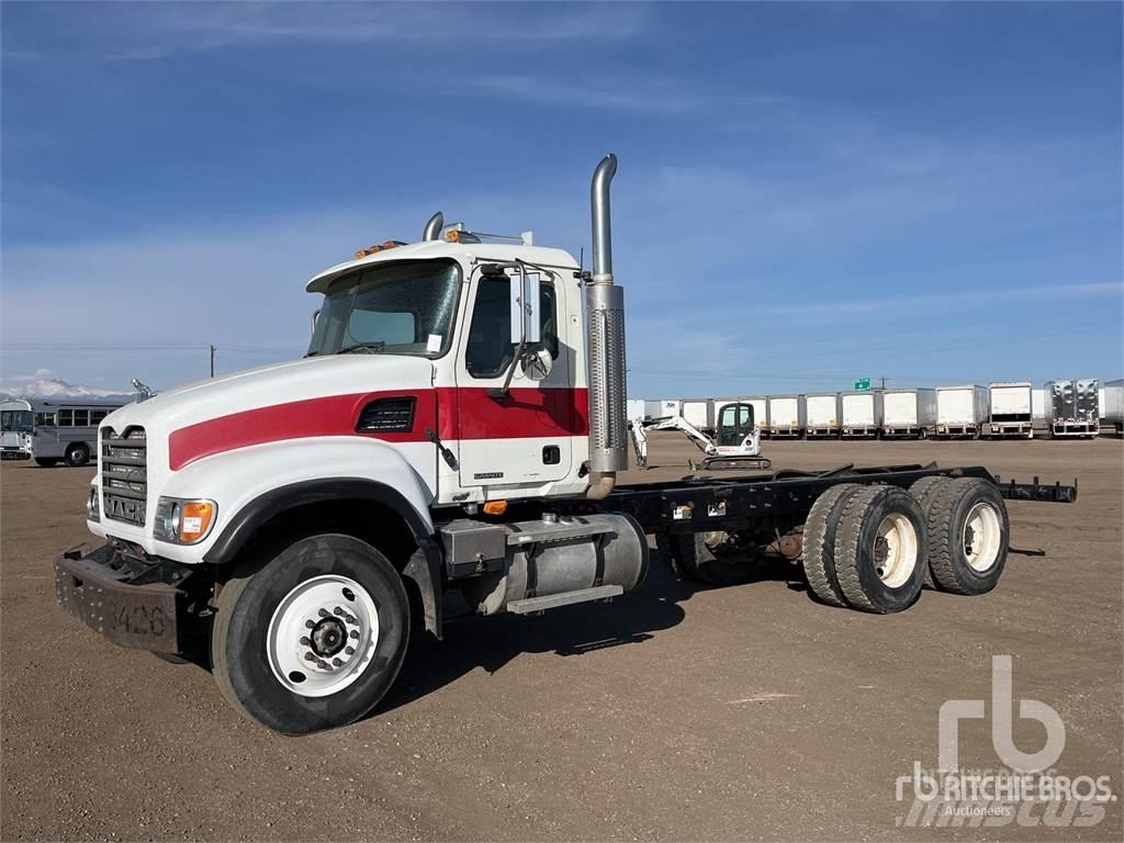 Mack CV713 Camiones con chasís y cabina