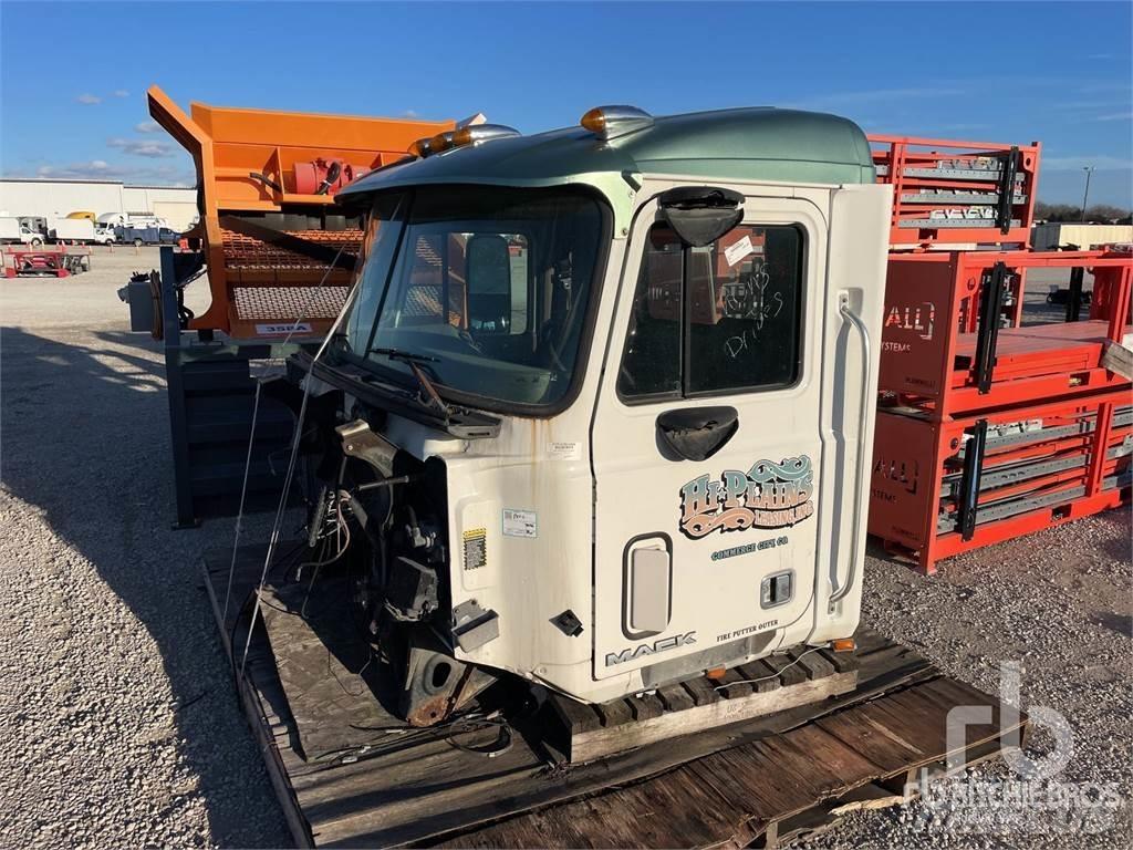 Mack CX613 Cabina