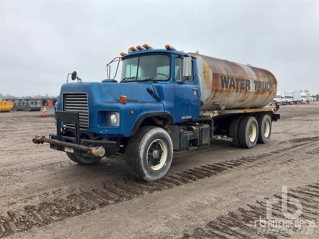 Mack DM690S Camiones cisterna