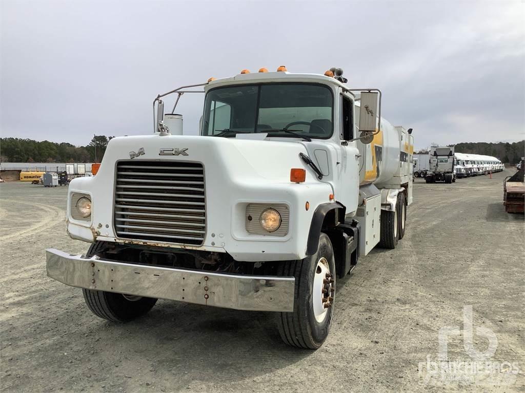 Mack DM690S Camiones cisternas