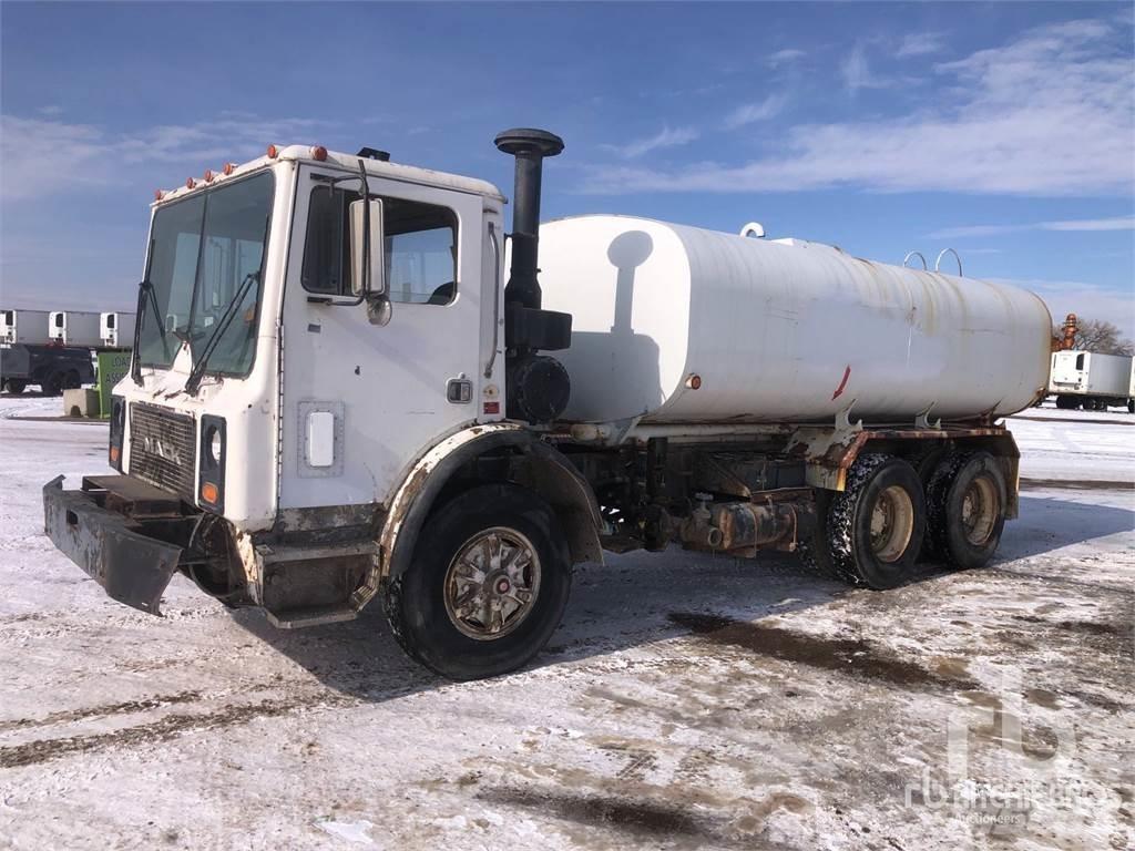 Mack MR685S Camiones cisterna