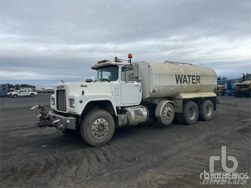 Mack RD688S Camiones cisterna