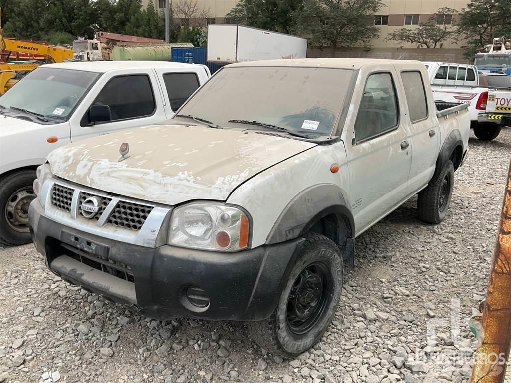 Nissan 2400 Caja abierta/laterales abatibles