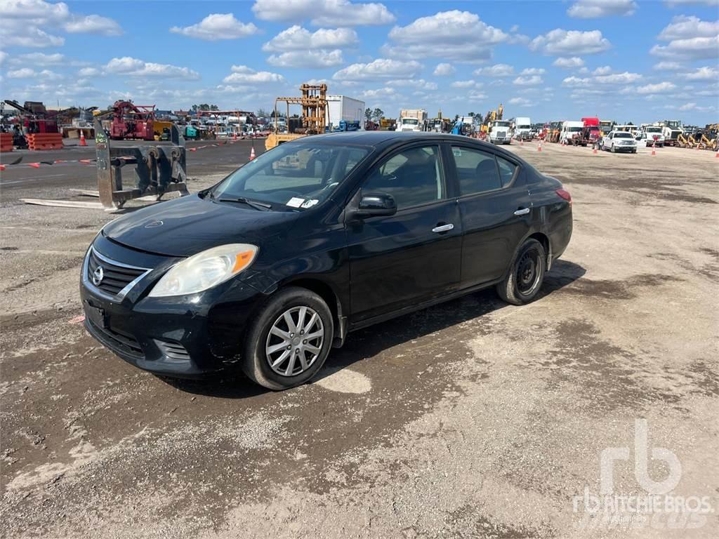 Nissan VERSA Carros