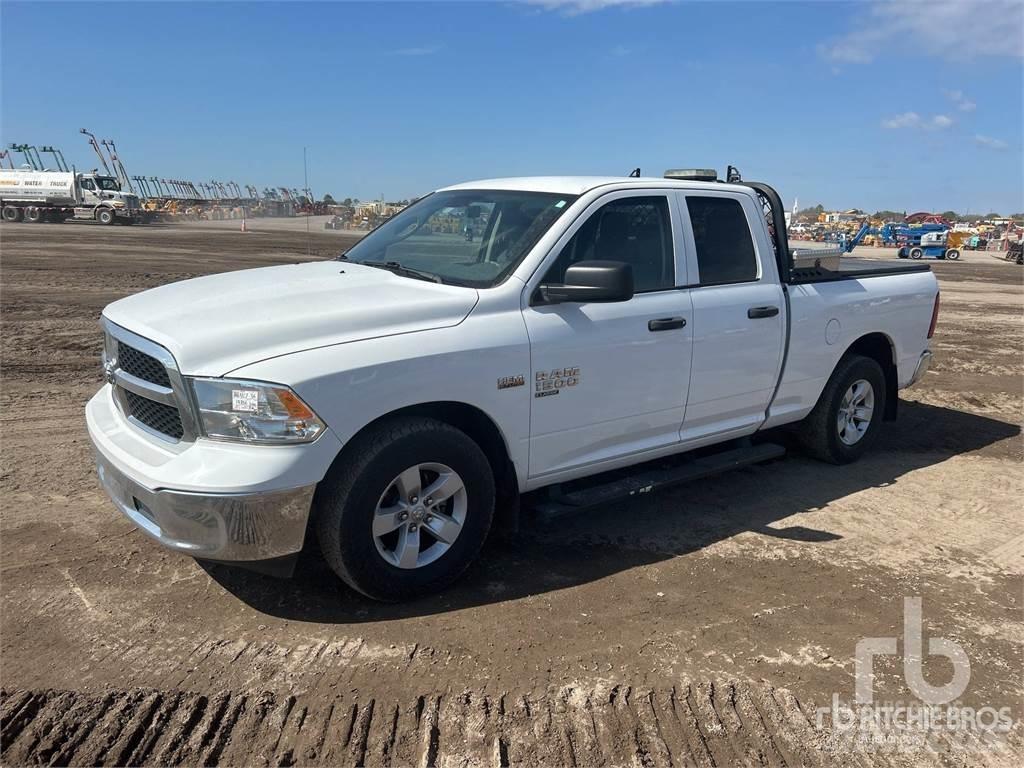 RAM 1500 Caja abierta/laterales abatibles