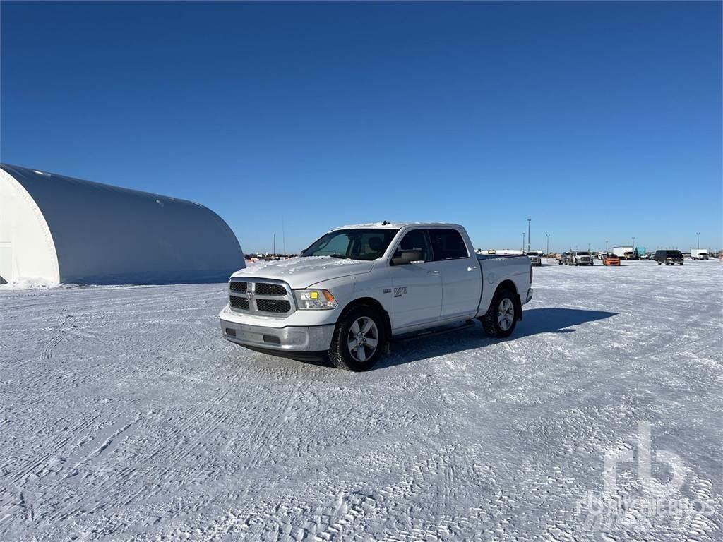 RAM 1500 Caja abierta/laterales abatibles