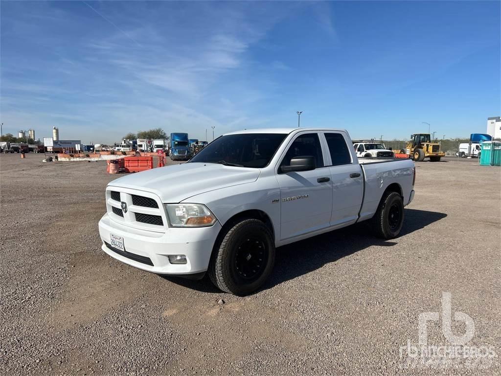 RAM 1500 Caja abierta/laterales abatibles