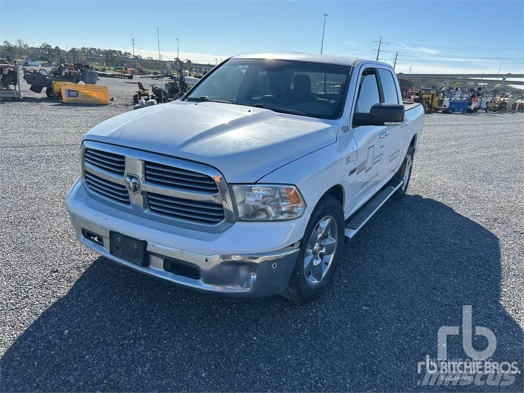 RAM 1500 Caja abierta/laterales abatibles