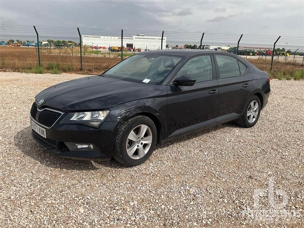 Skoda SUPERB Carros