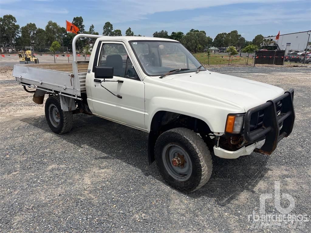 Toyota HILUX Caja abierta/laterales abatibles