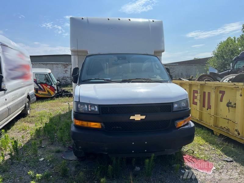 Chevrolet 3500 Camiones con caja de remolque