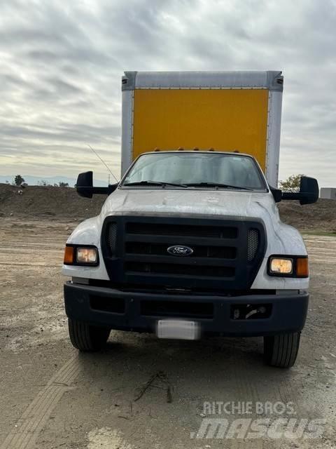 Ford F750 Camiones con caja de remolque