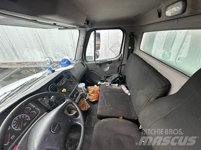 Freightliner M2 Camiones con caja de remolque