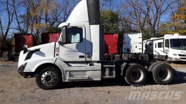 Volvo VNL64T300 Camiones tractor