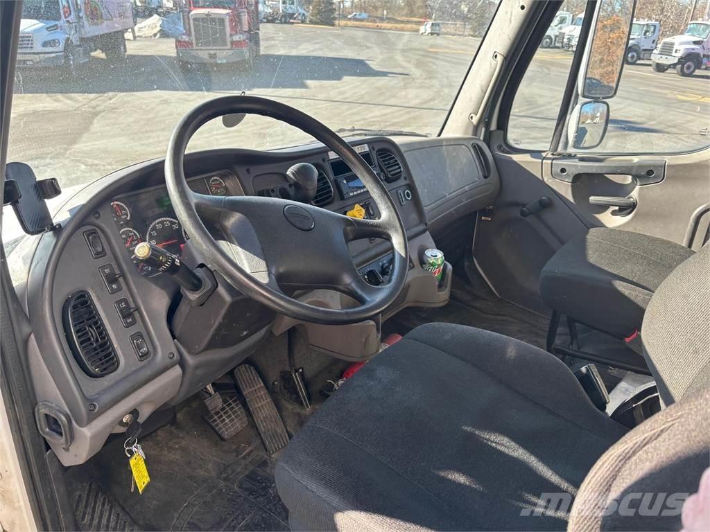 Freightliner M2 106 Camiones con caja de remolque