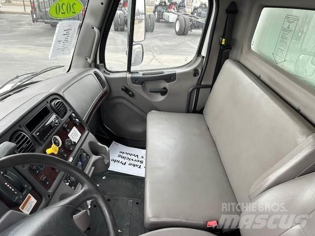 Freightliner M2106 Camiones con caja de remolque