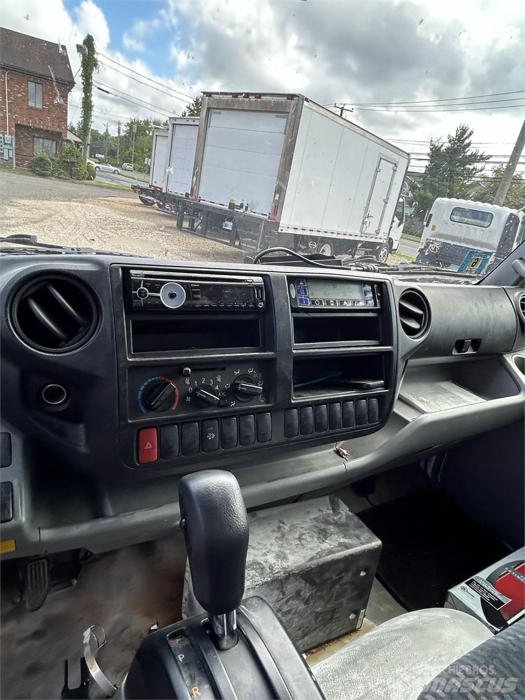 Hino 195 Camiones con caja de remolque