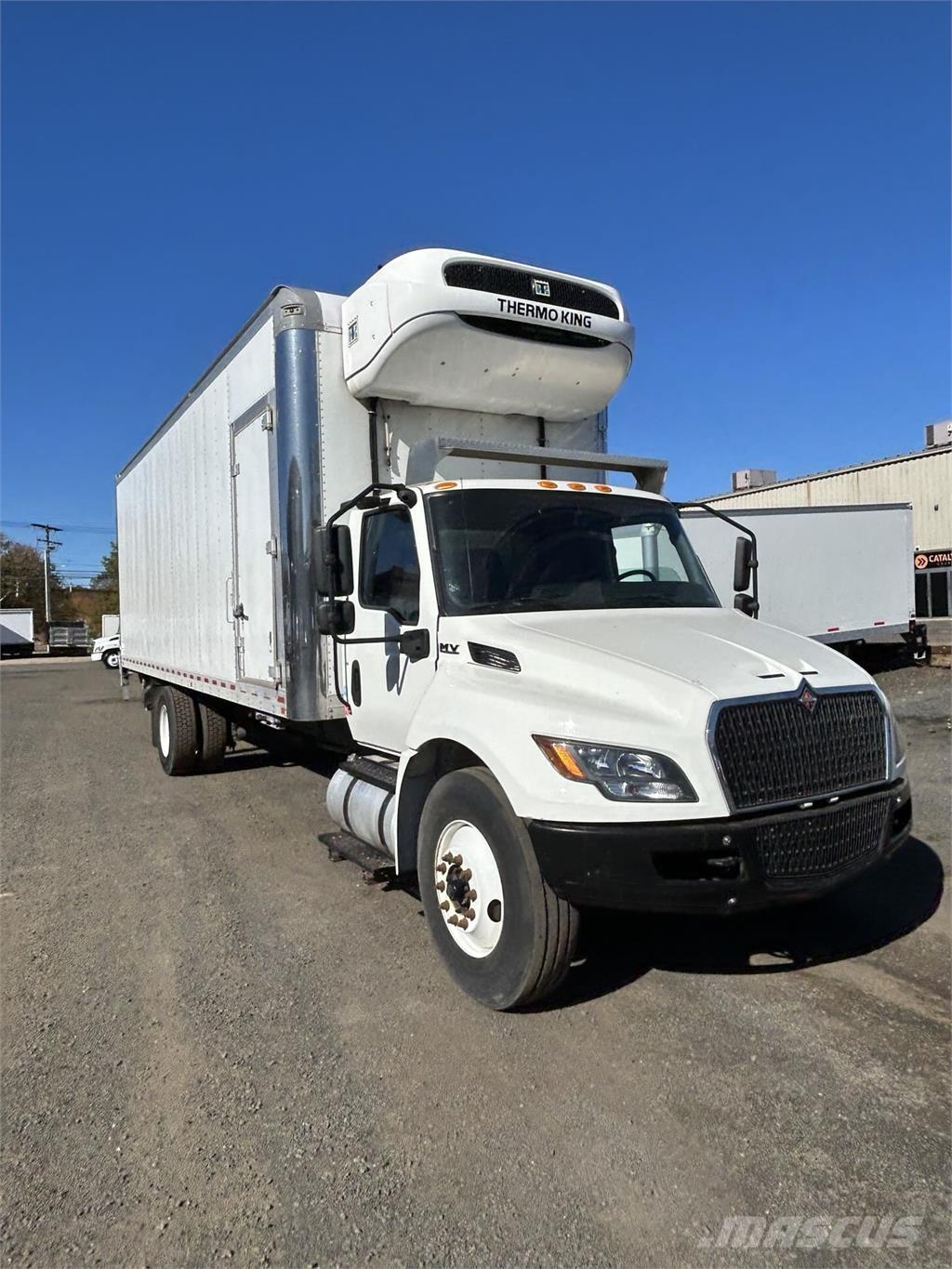 International MV607 Camiones con caja de remolque