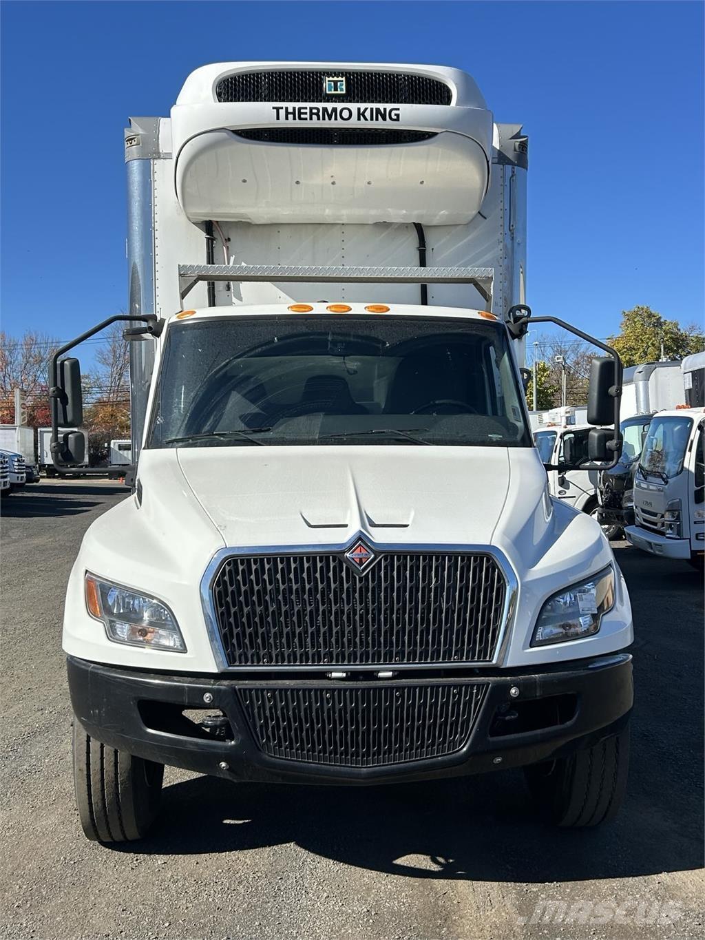 International MV607 Camiones con caja de remolque