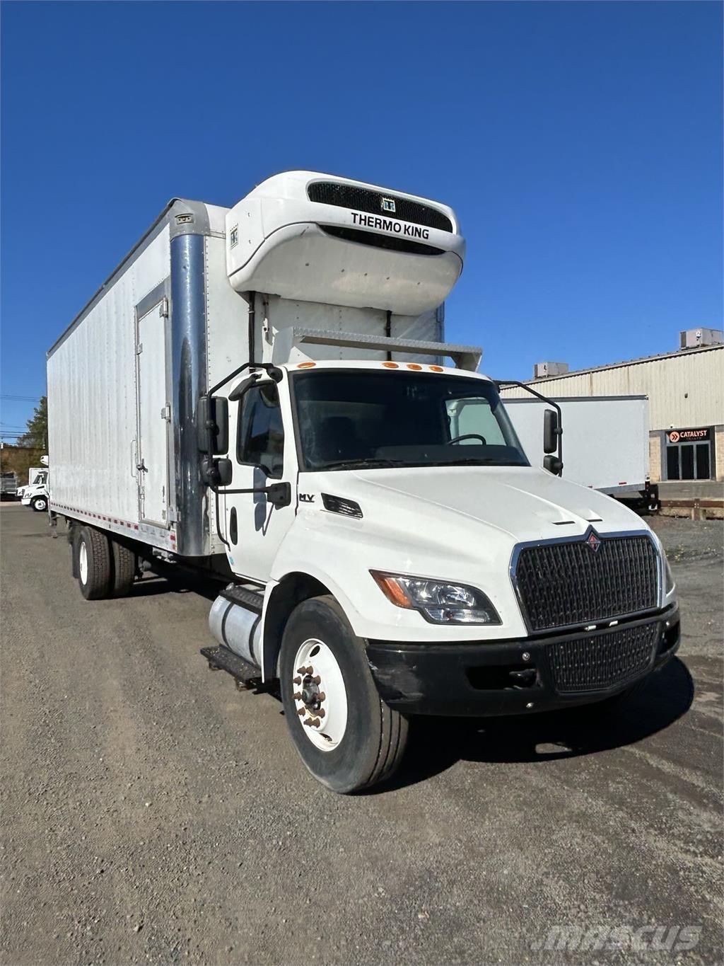 International MV607 Camiones con caja de remolque