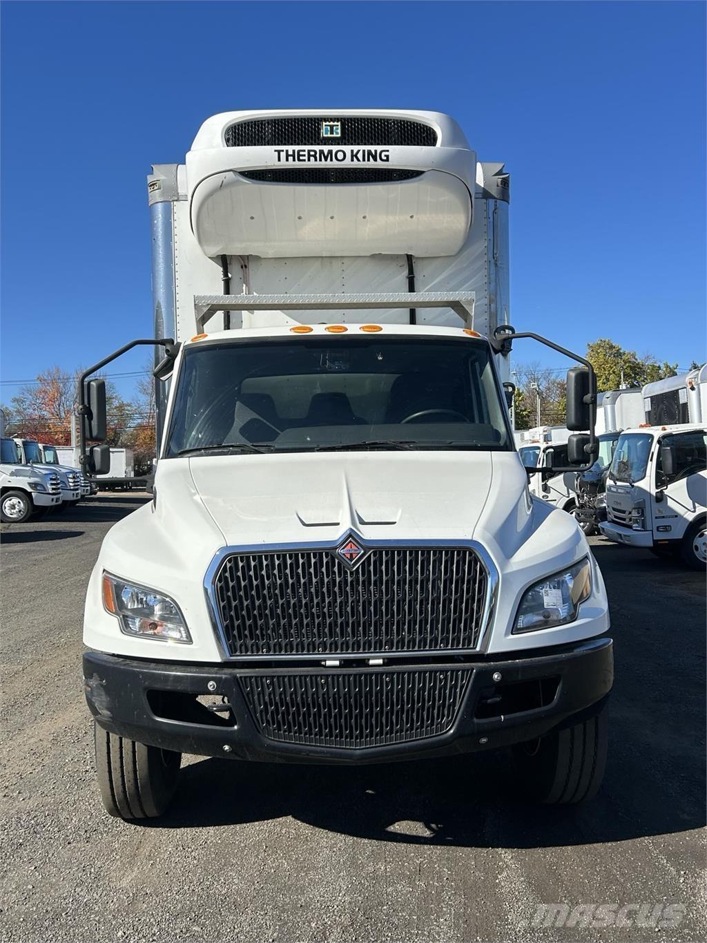 International MV607 Camiones con caja de remolque