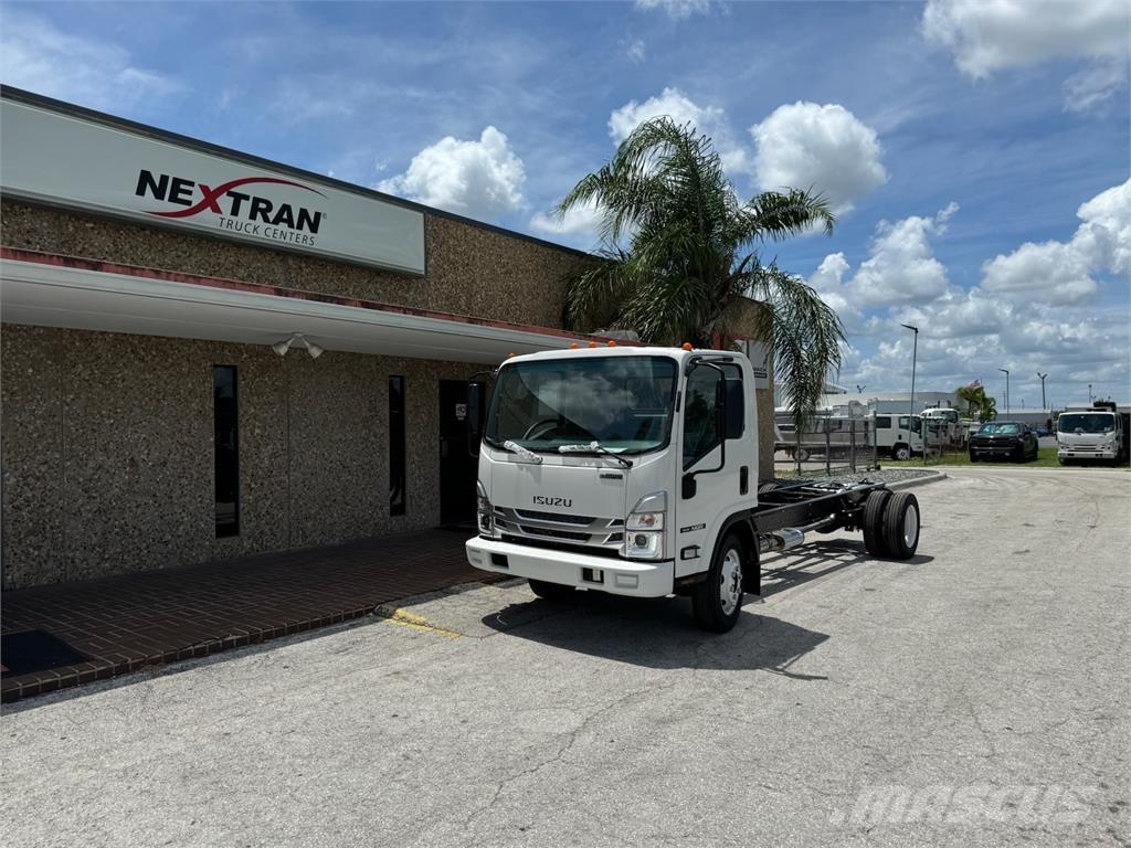 Isuzu NQR-1R404 Camiones con chasís y cabina