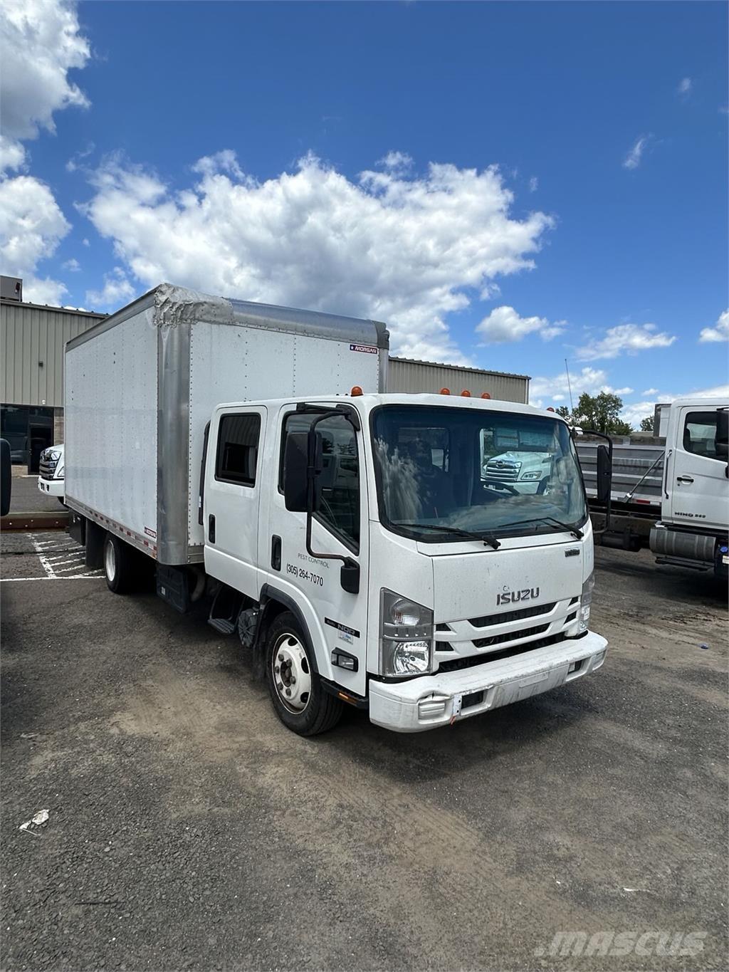 Isuzu NQR DC Camiones con caja de remolque