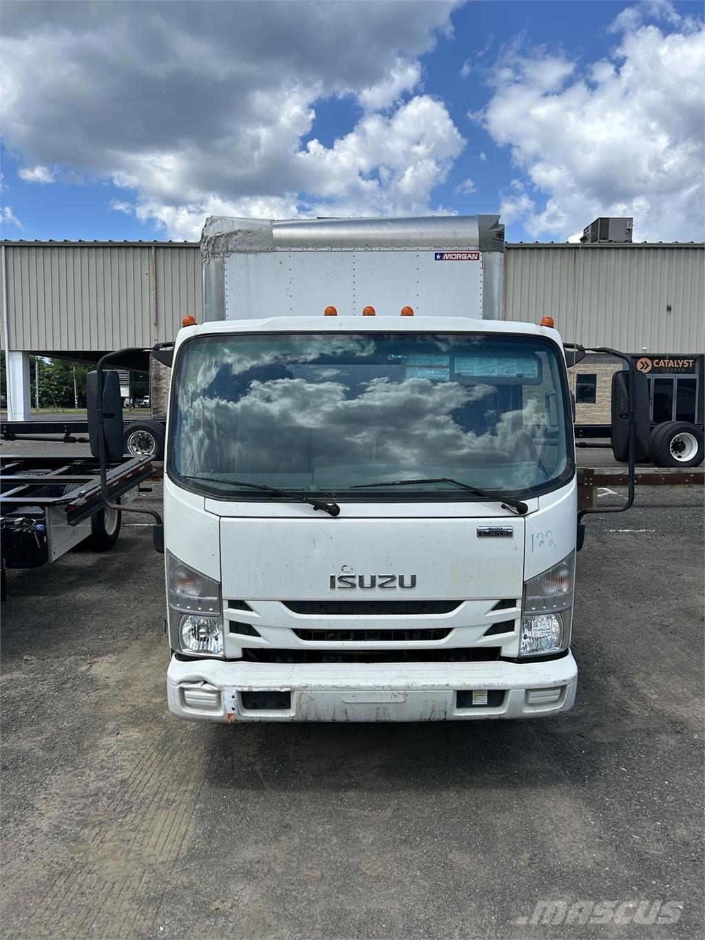 Isuzu NQR DC Camiones con caja de remolque