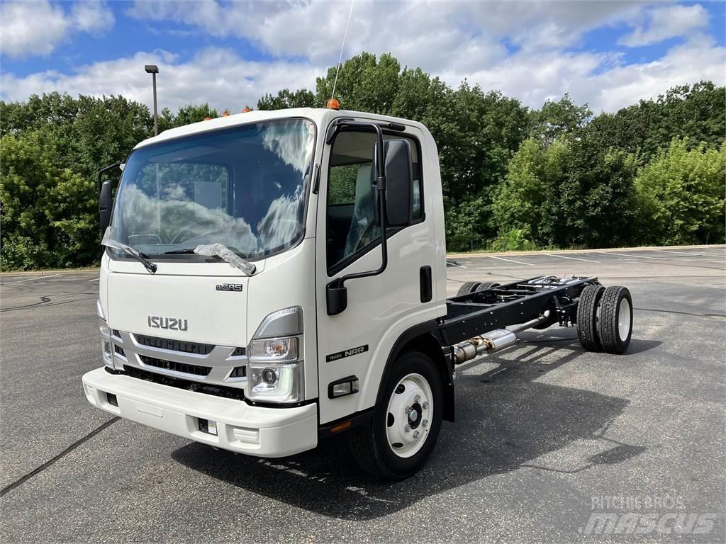 Isuzu NRR Camiones con chasís y cabina