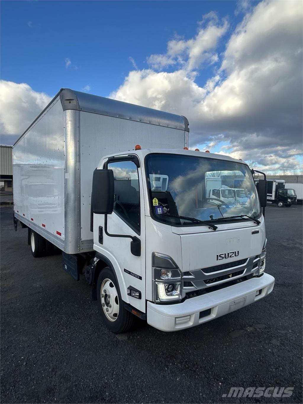 Isuzu NRR Camiones con caja de remolque