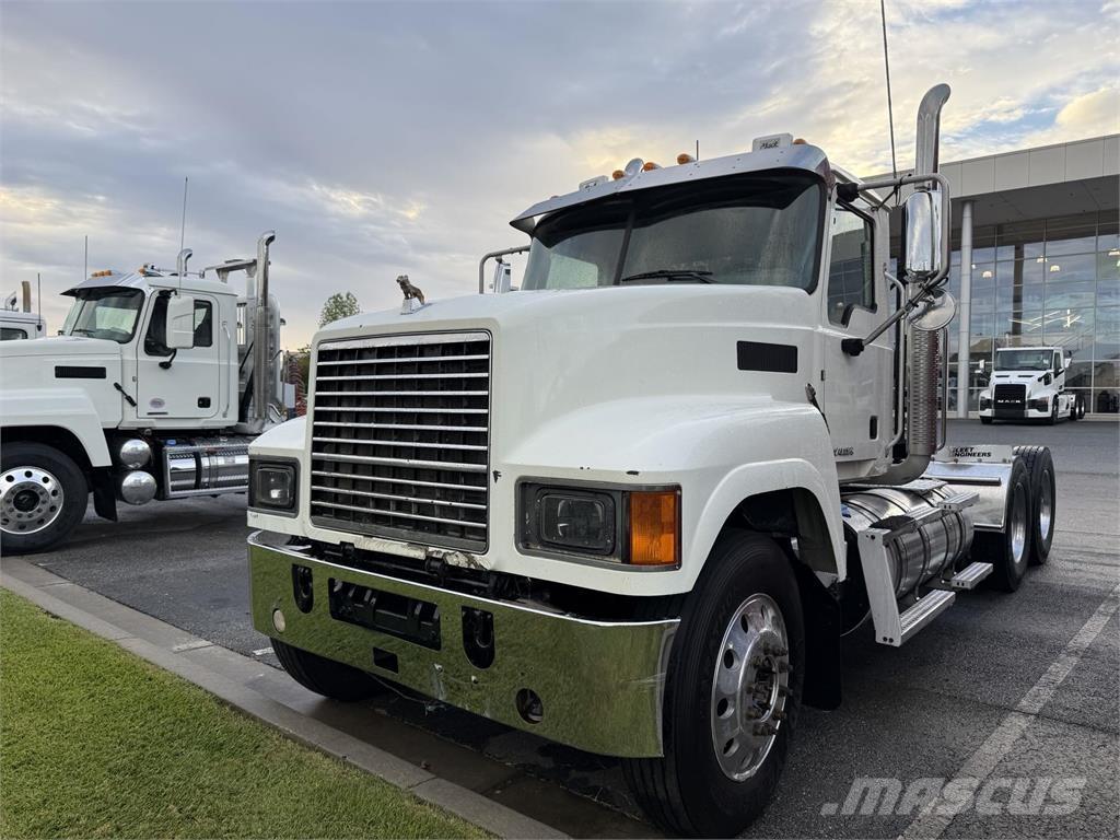 Mack CHU613 Camiones tractor