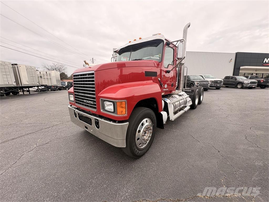Mack CHU613 Camiones tractor
