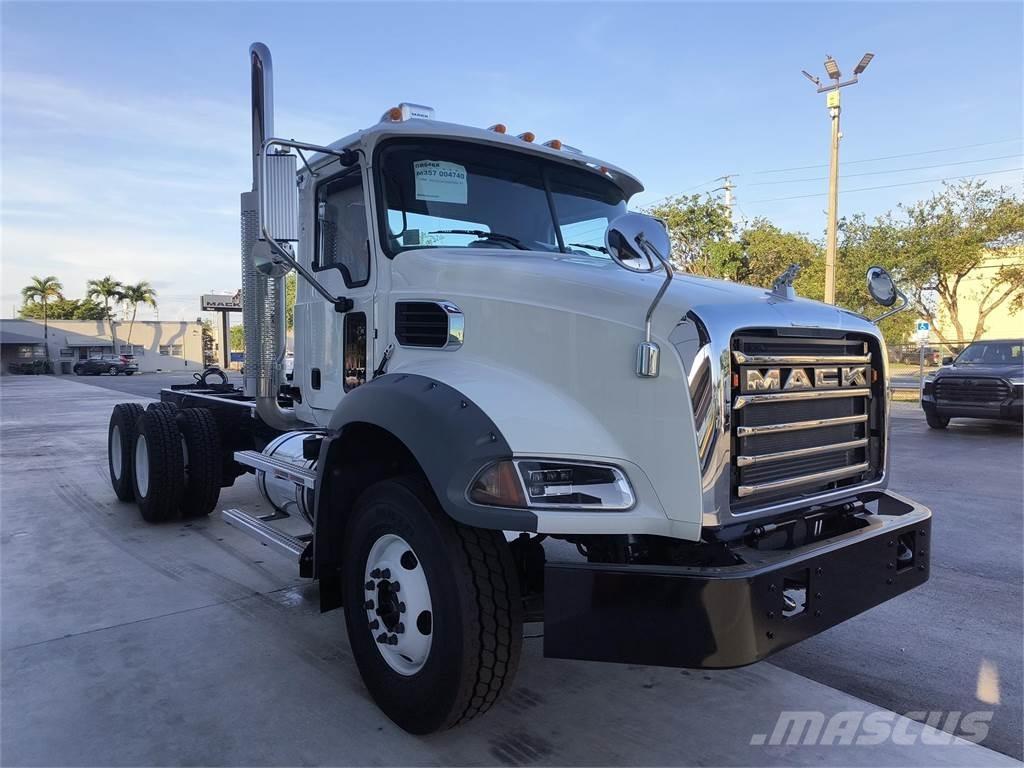 Mack GR64BX Bañeras basculantes usadas