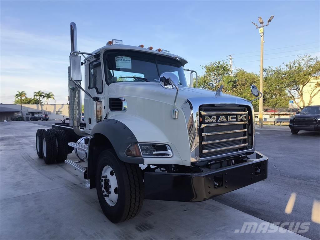 Mack GR64BX Bañeras basculantes usadas