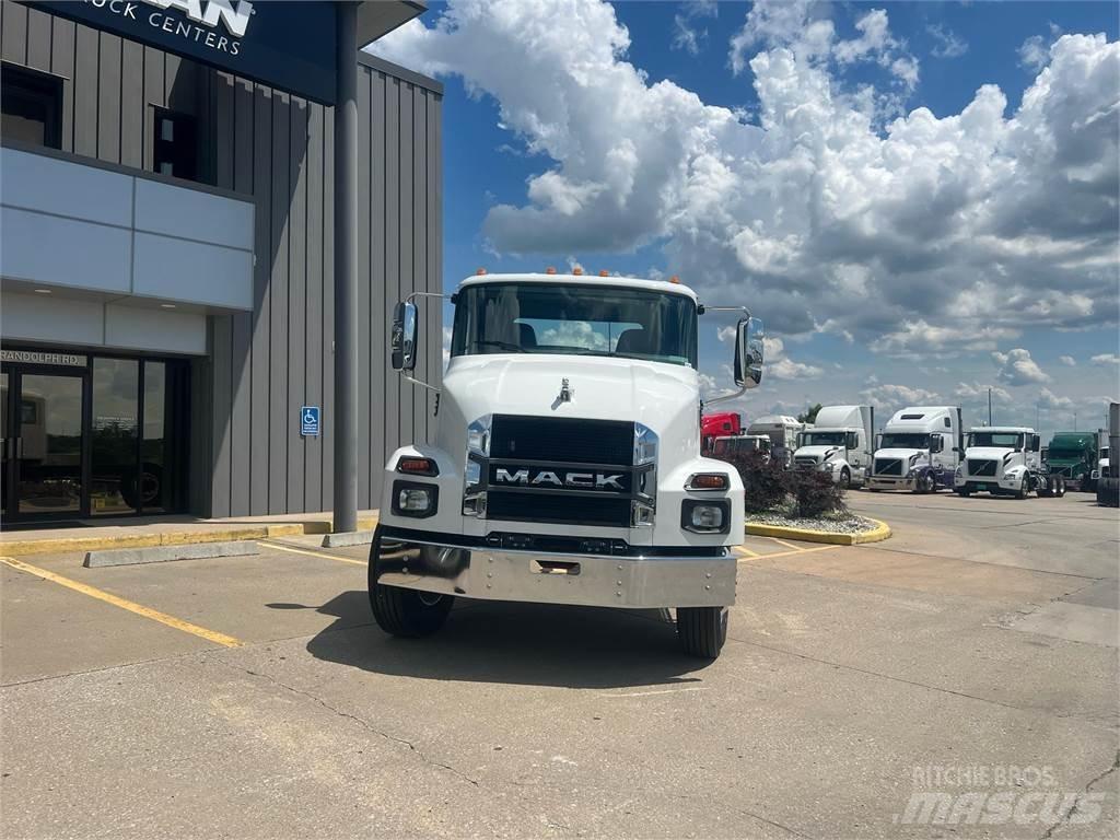 Mack MD642 Camiones con chasís y cabina