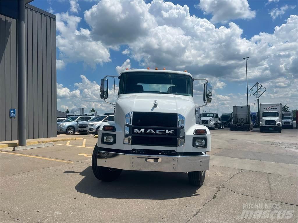 Mack MD742 Camiones con chasís y cabina