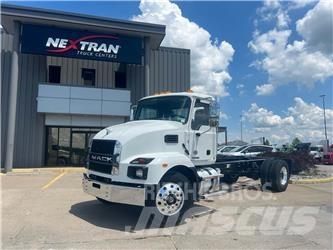 Mack MD742 Camiones con chasís y cabina