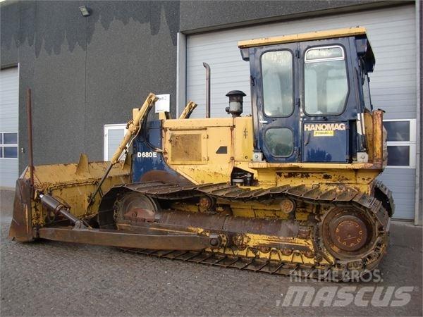 Hanomag D680E Buldozer sobre oruga