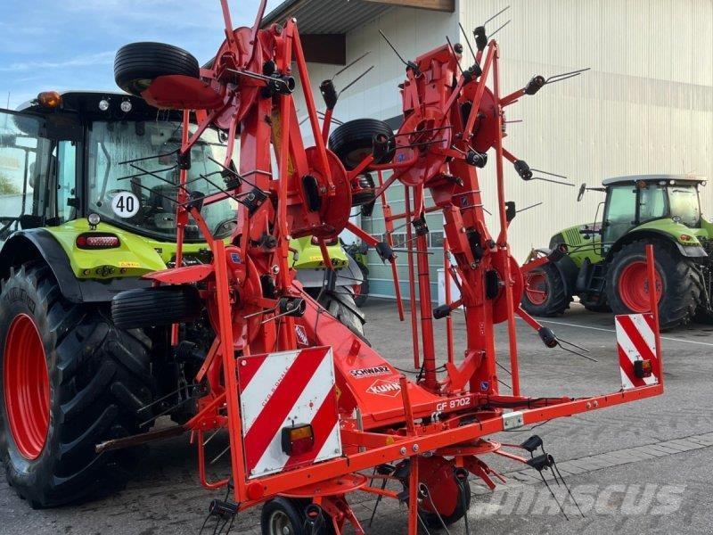 Kuhn GF 8702 Rastrilladoras y rastrilladoras giratorias