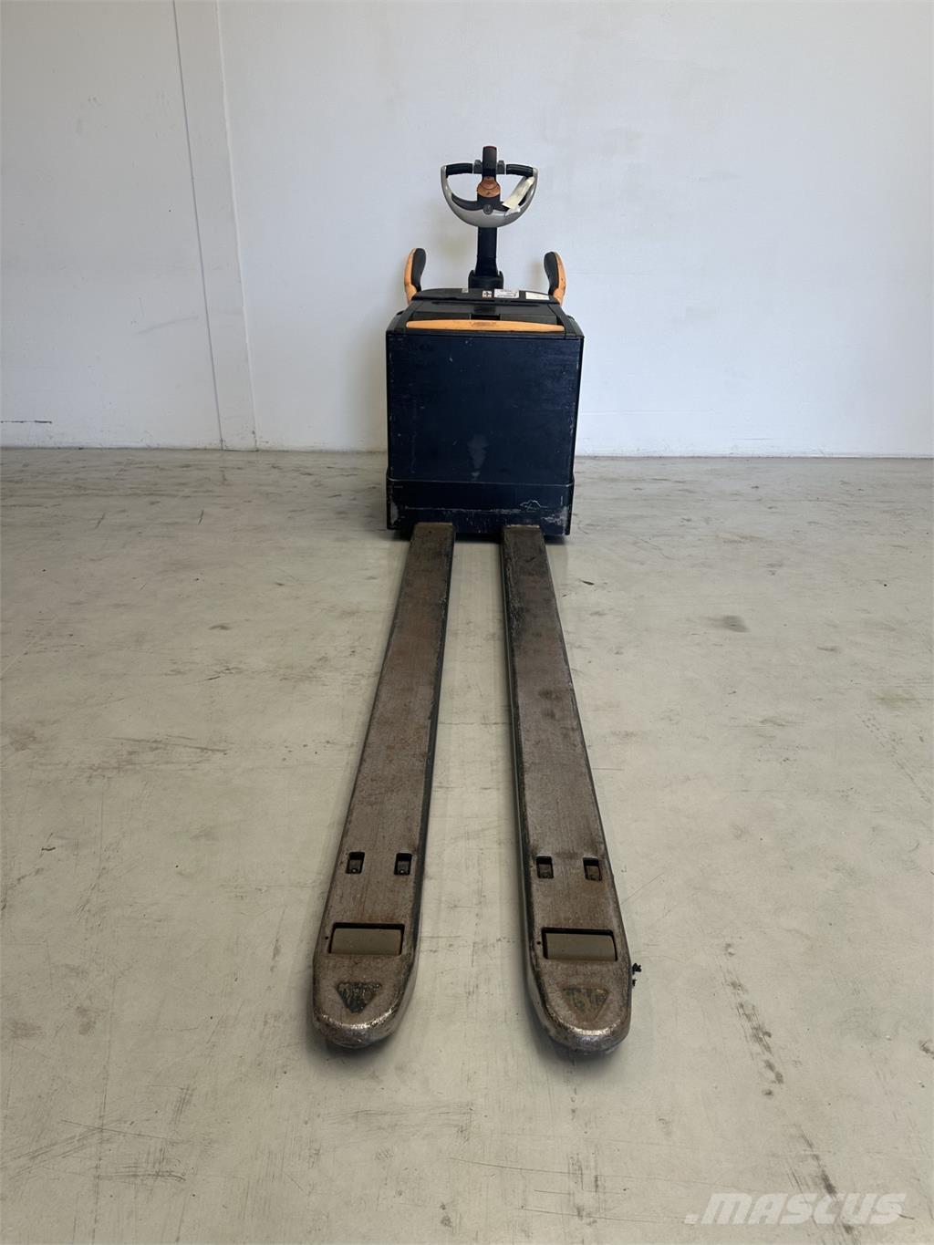 Crown WT3040 Montacargas con plataformas de baja elevación