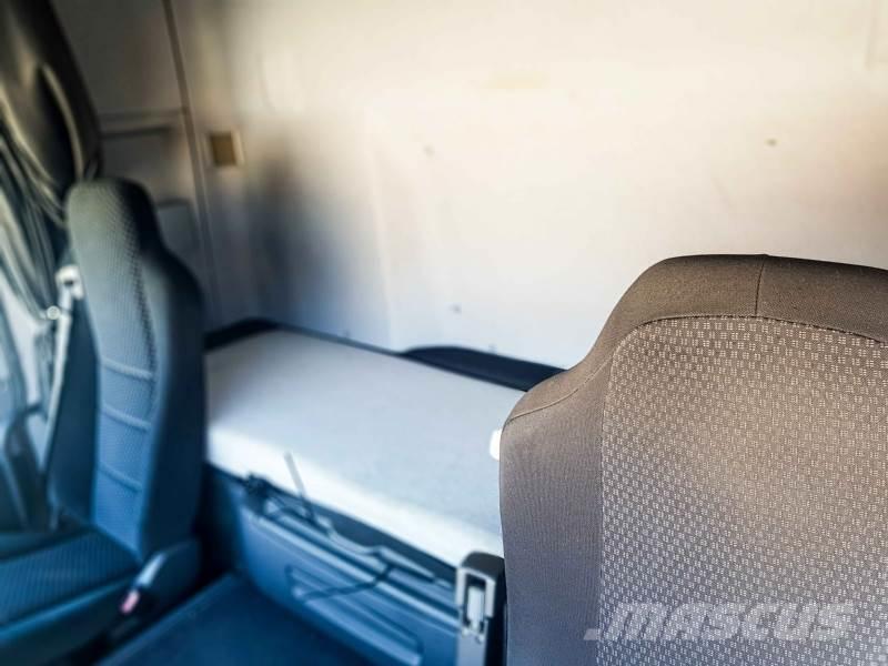 Mercedes-Benz 18.46 Camiones con chasís y cabina